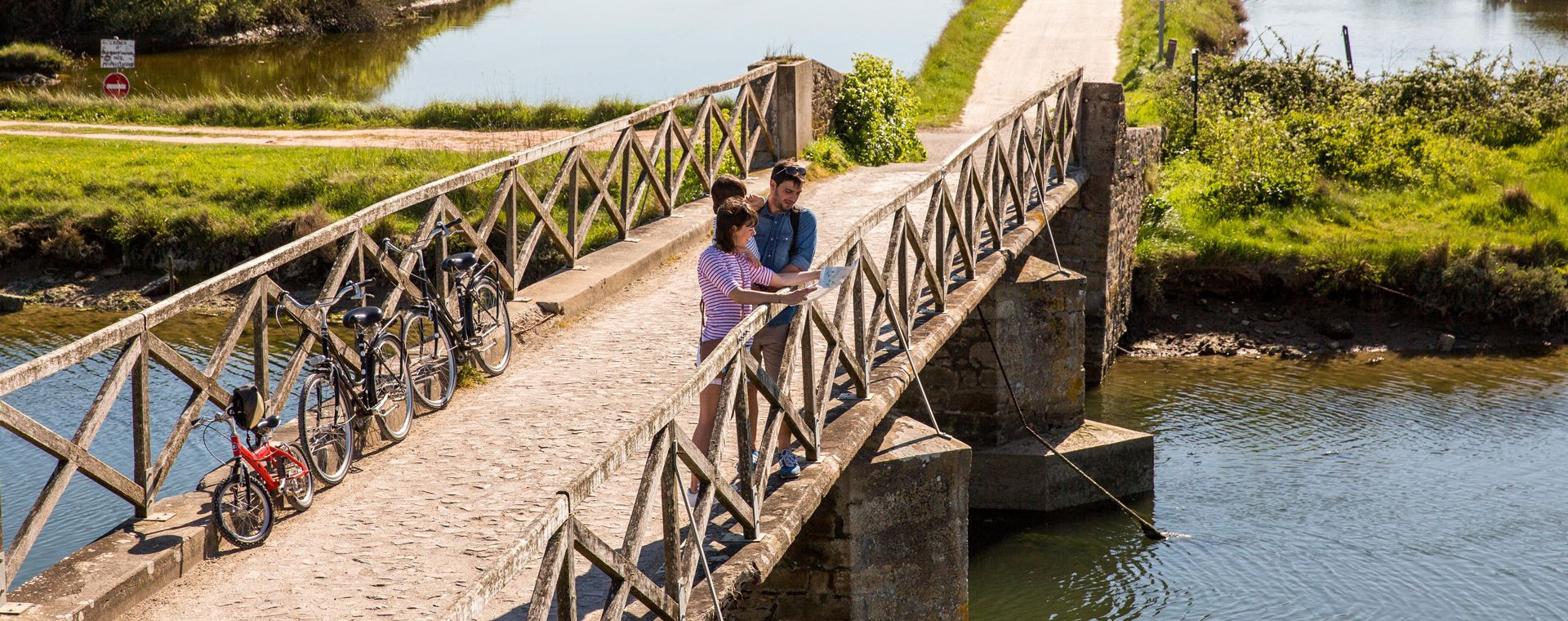 Cyclistes sur un pont dans les marais de l'Île d'Olonne - Vélodyssée - France