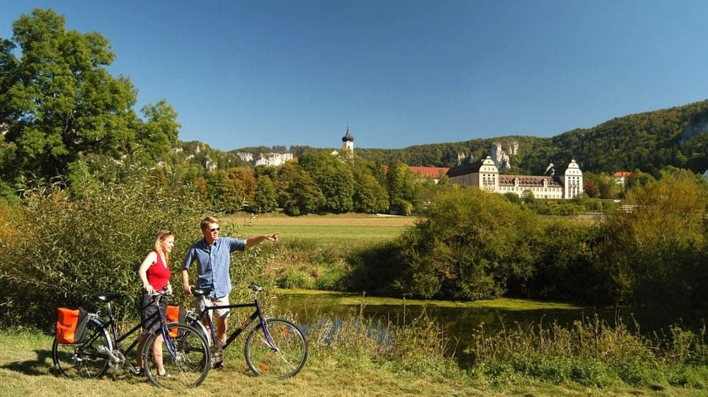 Cyclistes près de l'abbaye de Beuron dans la vallée du Danube - Allemagne