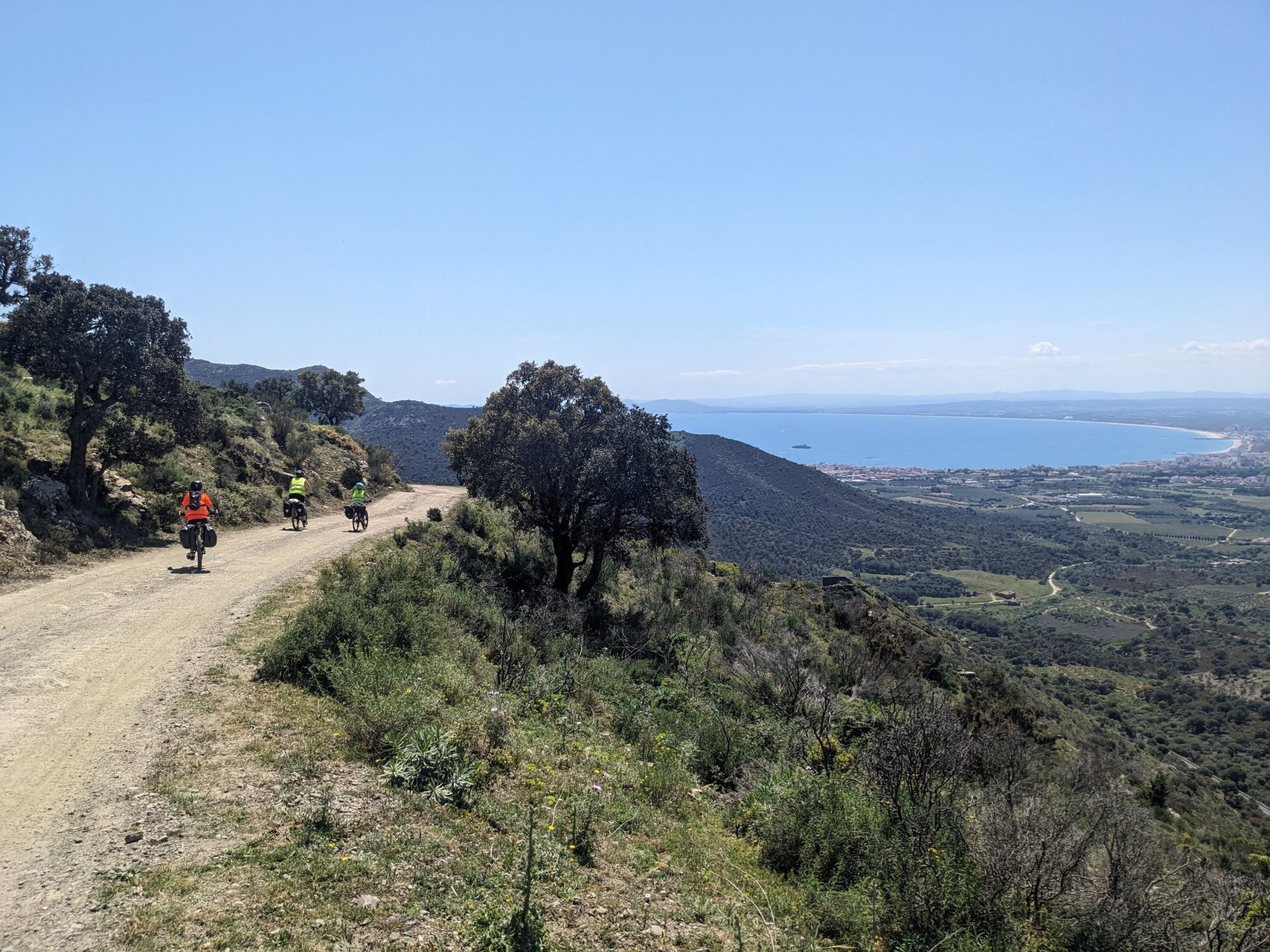 Cyclistes descendant vers Cadaqués - Costa Brava - Espagne