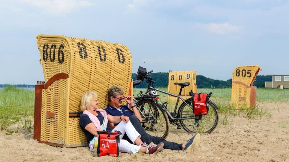 Cyclistes en pause sur la plage de la mer Baltique - Mecklembourg - Allemagne