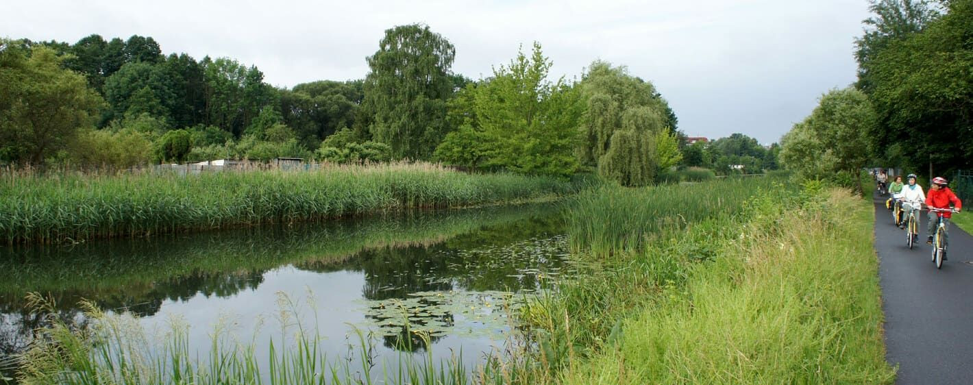 Cyclistes longeant un canal au fil de l'eau - région de Berlin - Allemagne