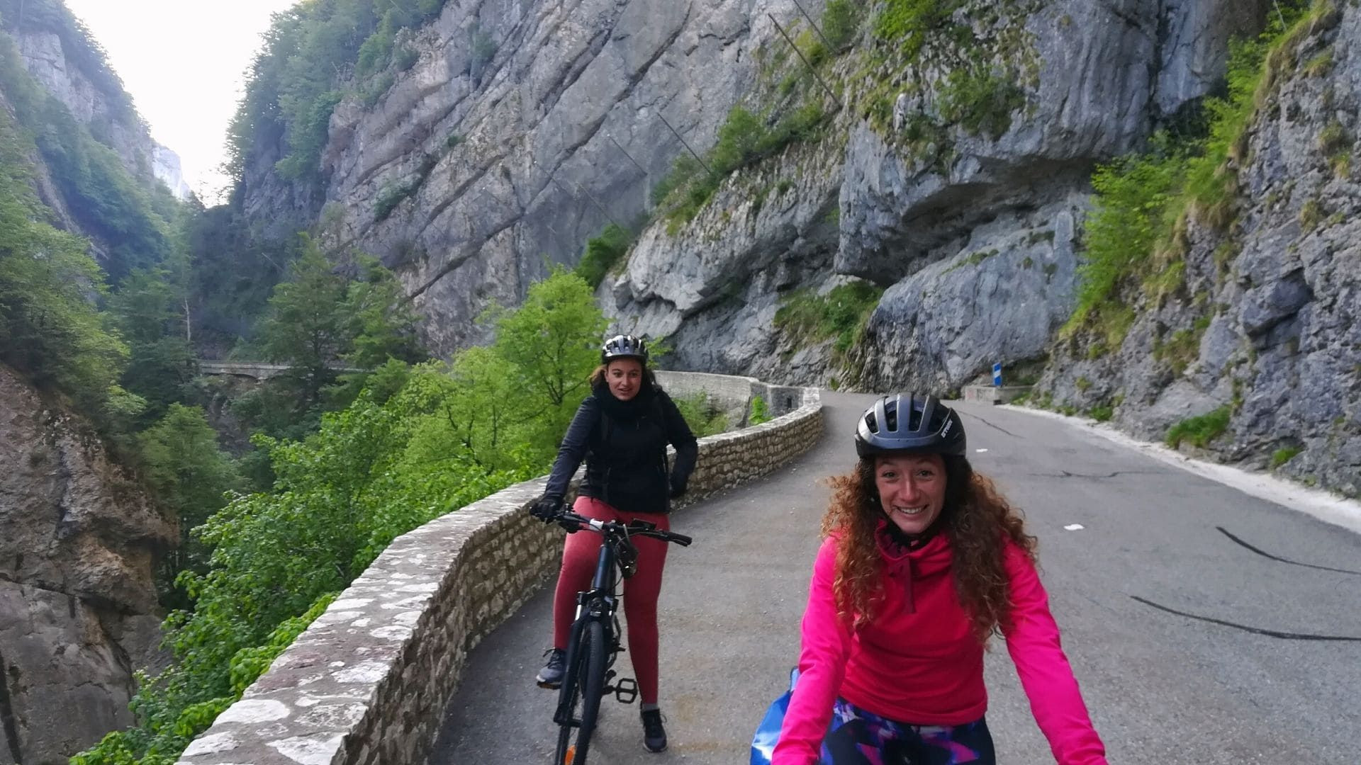 © Adrien Ozanon Cyclistes dans les gorges de la Bourne - Vercors - France