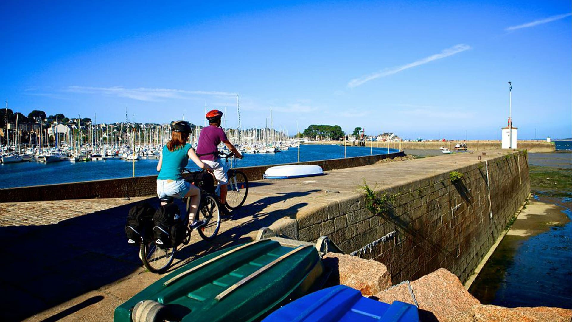 Cyclistes sur la jetée du port - Côte de Granit Rose - Bretagne - France