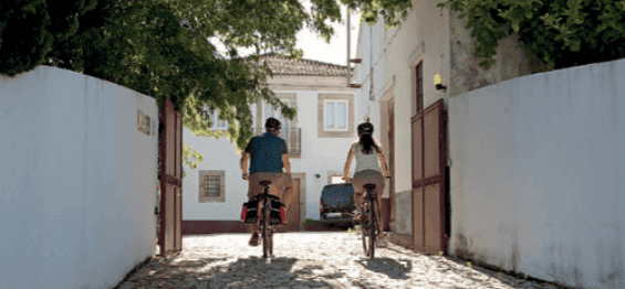 Cyclistes dans une ruelle blanchie à la chaux - Alentejo - Portugal