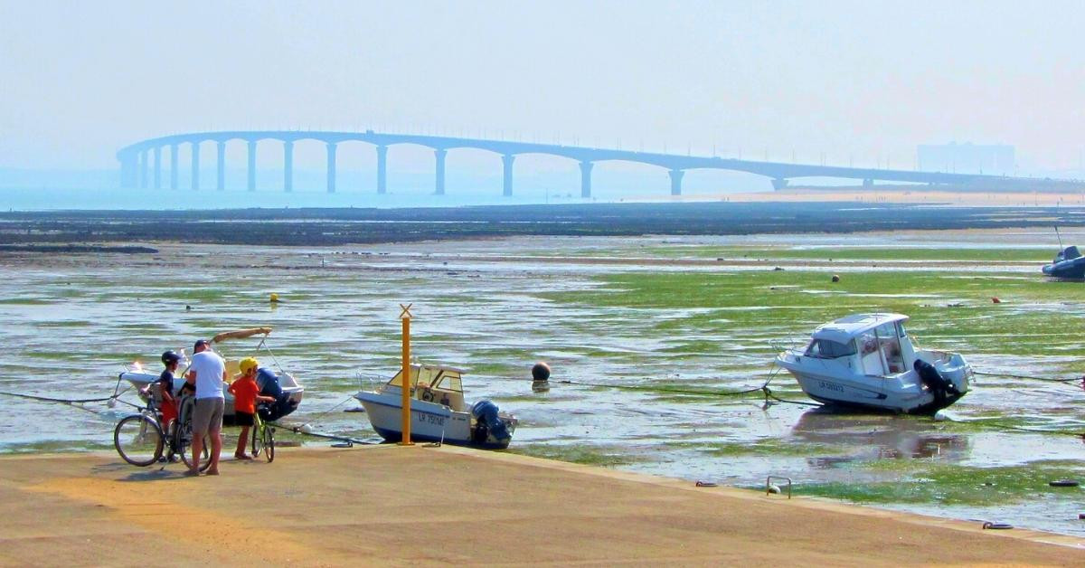 Cyclists in front of the Ré Island bridge - Charente-Maritime