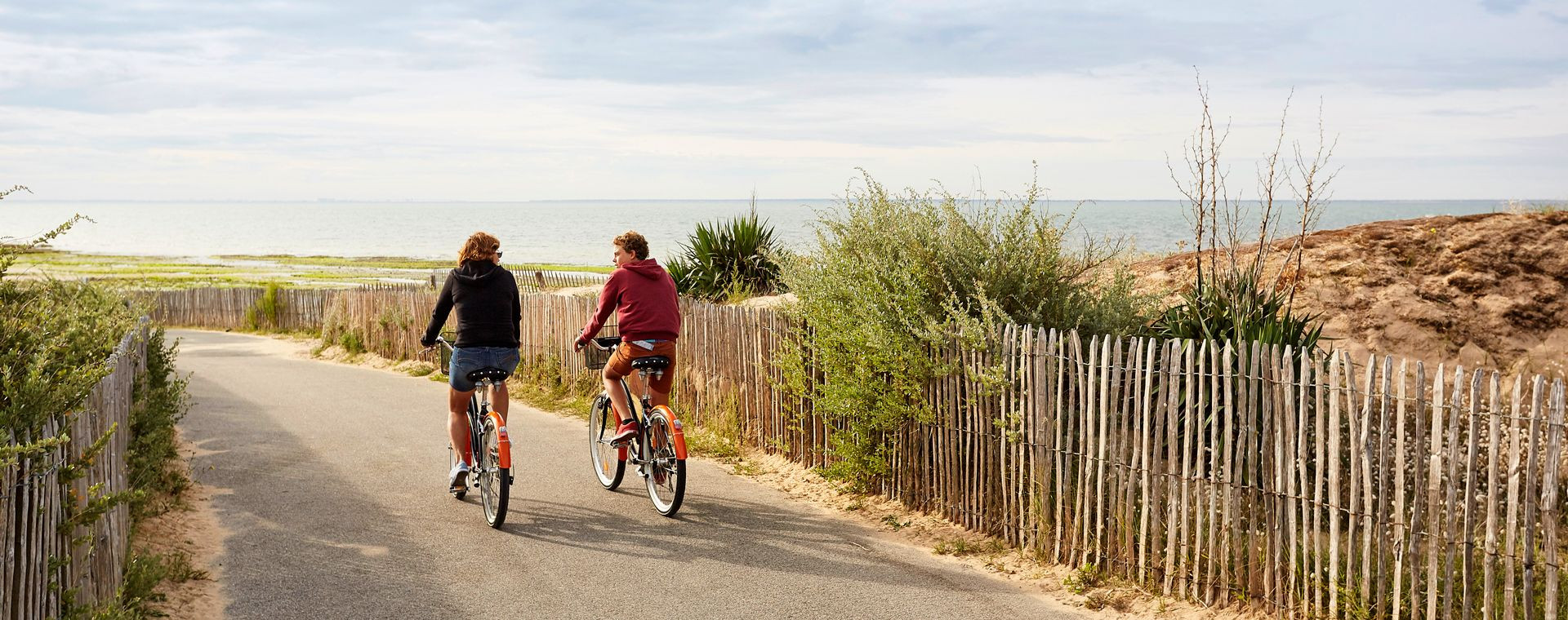 Cyclistes sur la Vélodyssée au bord de la mer - La Tranche-sur-Mer - France