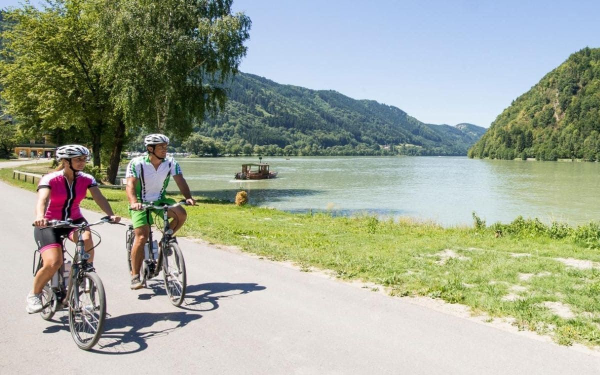 Cyclistes sur la véloroute le long du Danube - Allemagne