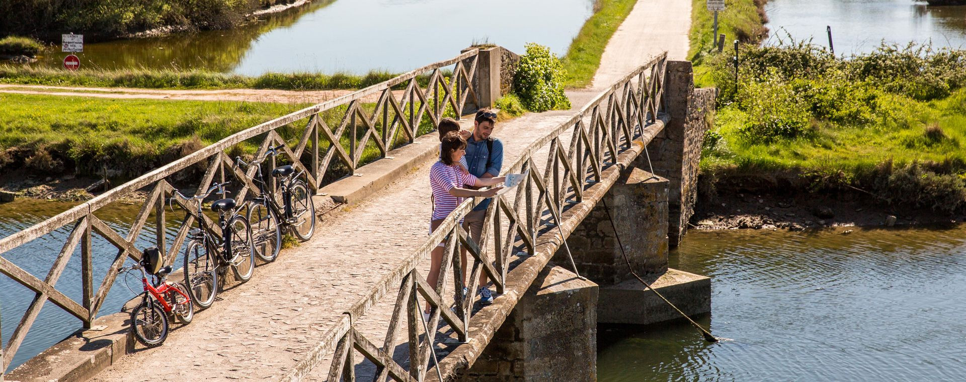 Cyclistes sur un pont du marais de l'Île-d'Olonne - Vendée, France