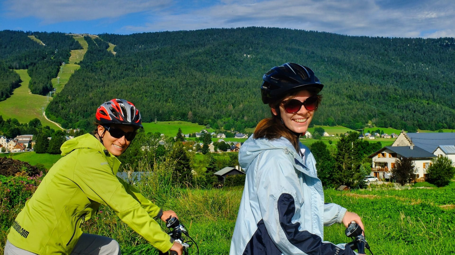 Cyclistes sur un alpage à Méaudre - Vercors - France
