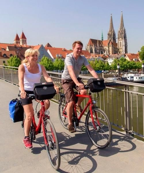 Cyclistes devant la vieille ville de Ratisbonne - Allemagne