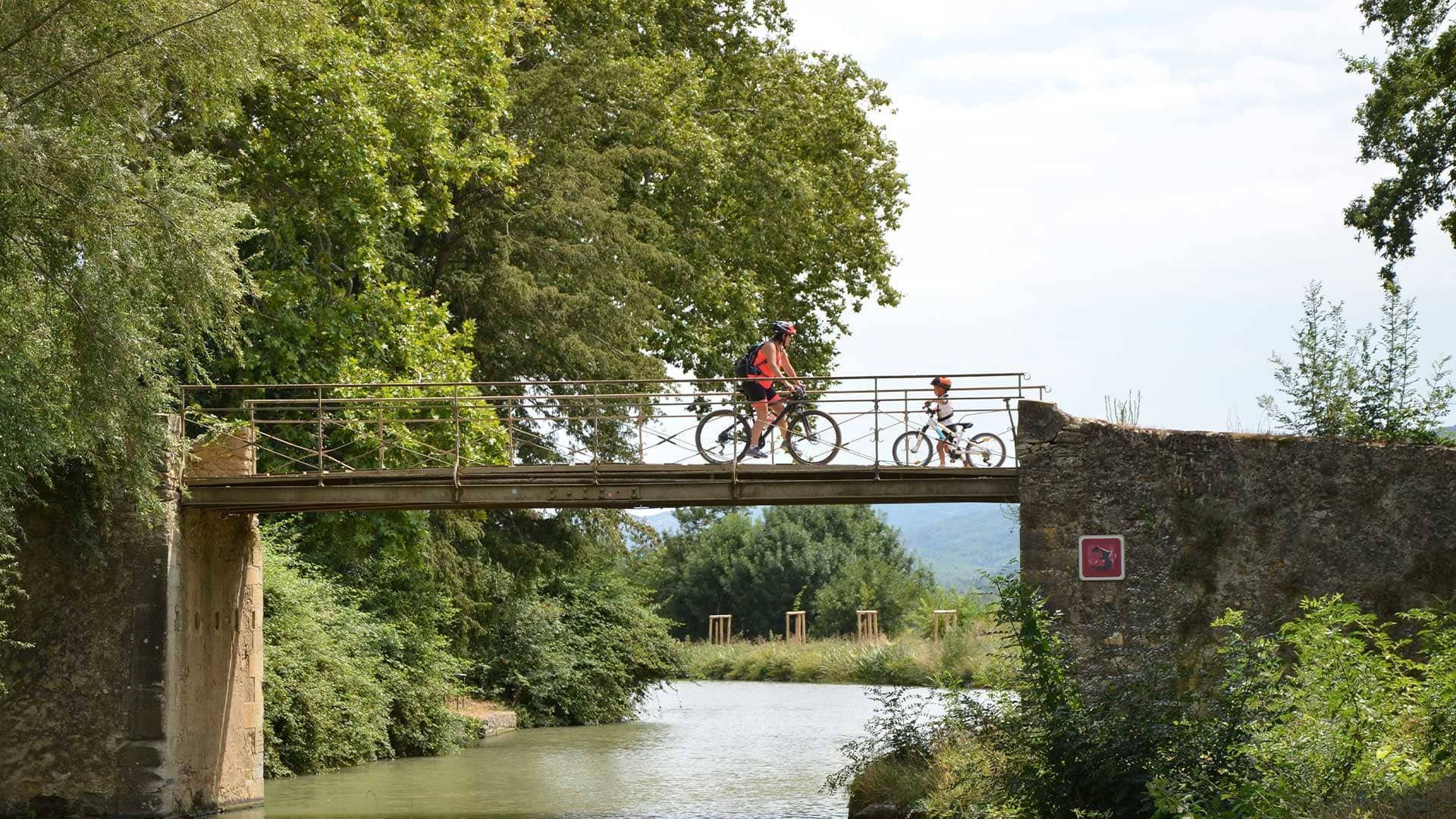 © Quentin Vanaker Cyclistes sur un pont du Canal du Midi - Occitanie - France