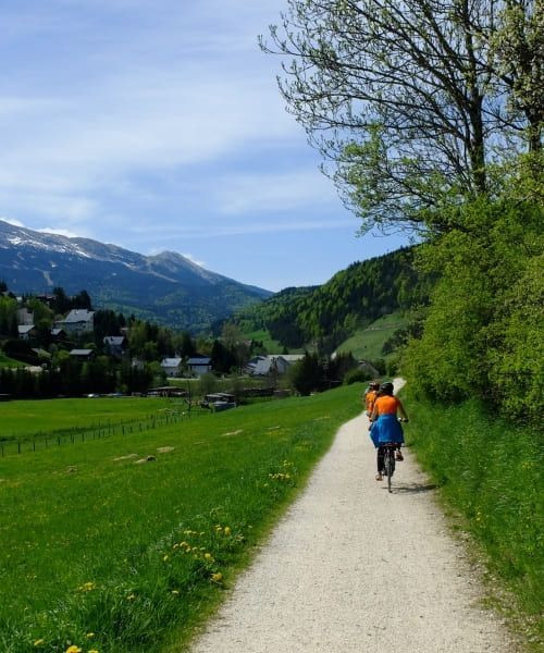 Cyclistes sur un chemin de prairie vers Corrençon-en-Vercors - Vercors - France