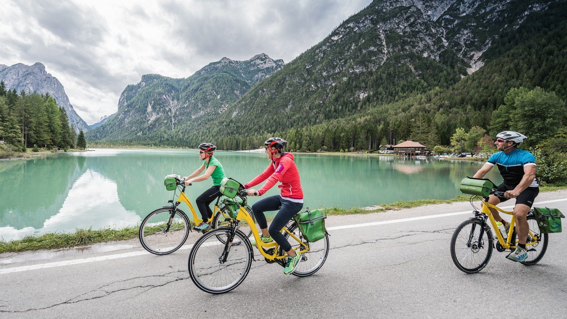 Cyclistes longeant un lac de montagne - Dolomites - Italie