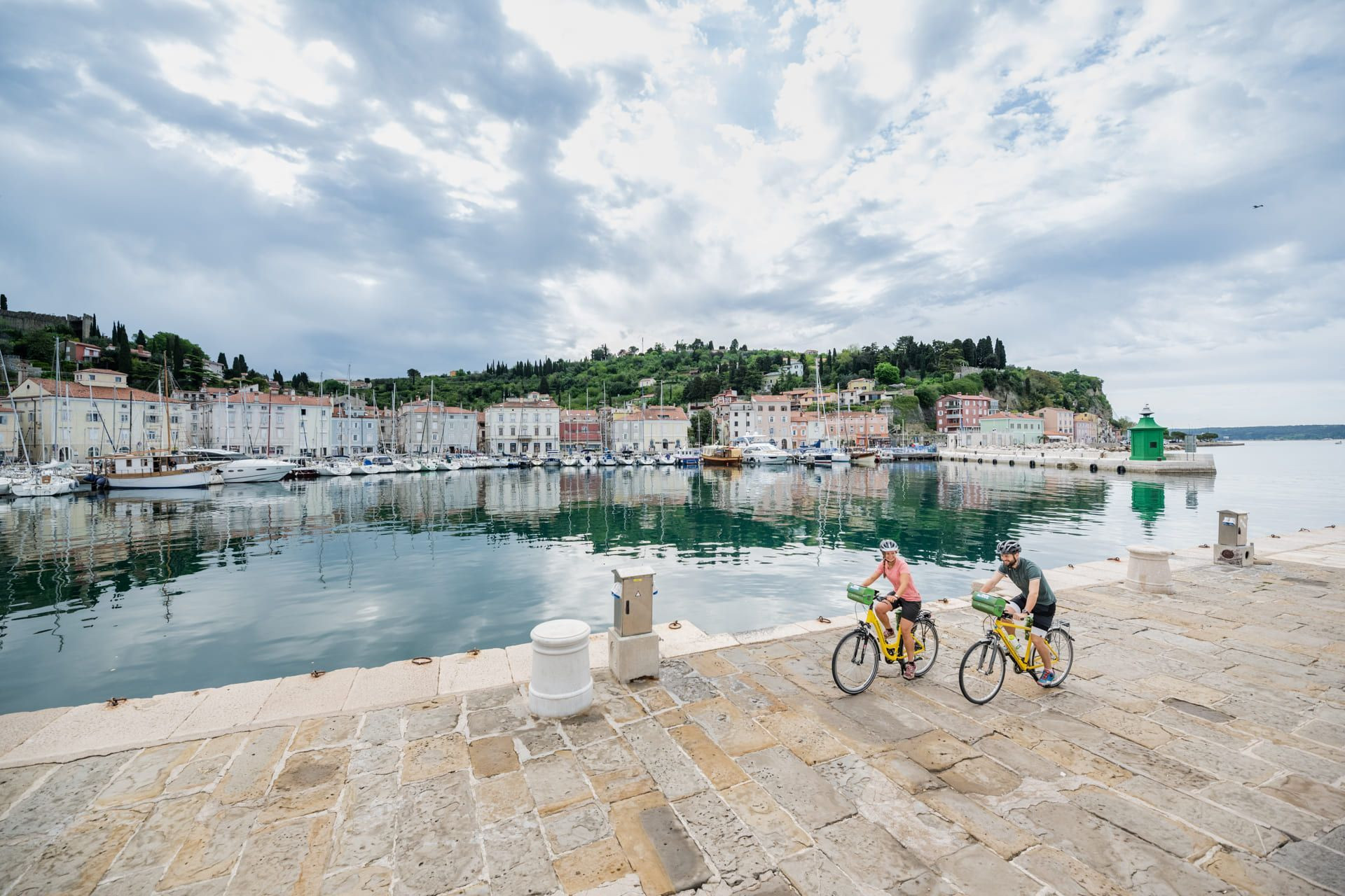 Cyclistes sur le quai du vieux port - Piran - Slovénie