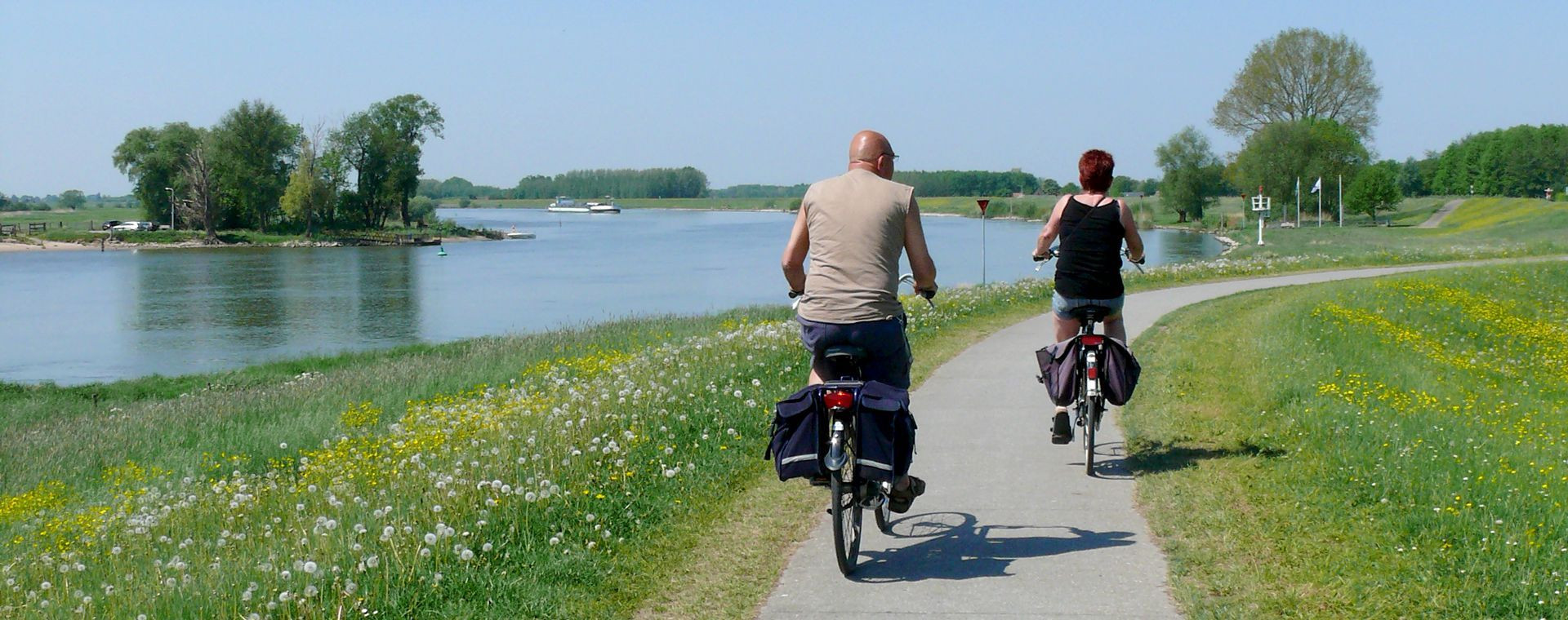 Cyclistes au bord d'une rivière - Pays-Bas