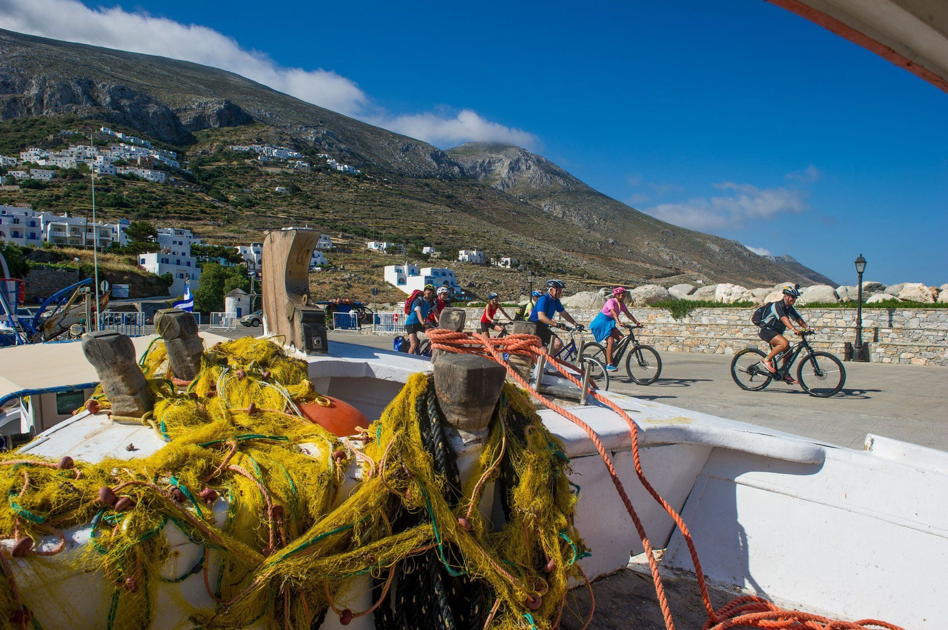 Cyclistes sur le quai du port - Amorgos - Cyclades - Grèce