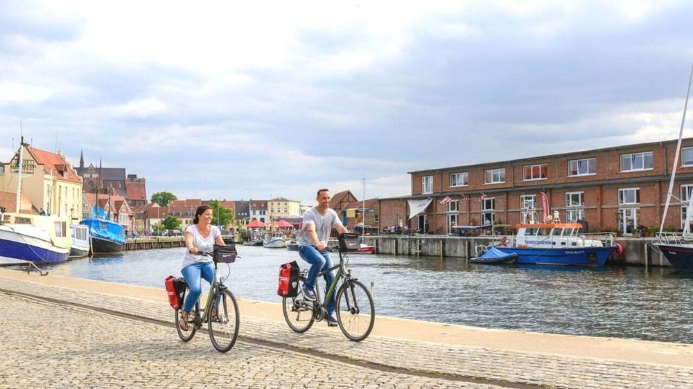 Cyclistes sur le quai du vieux port - Wismar - Allemagne