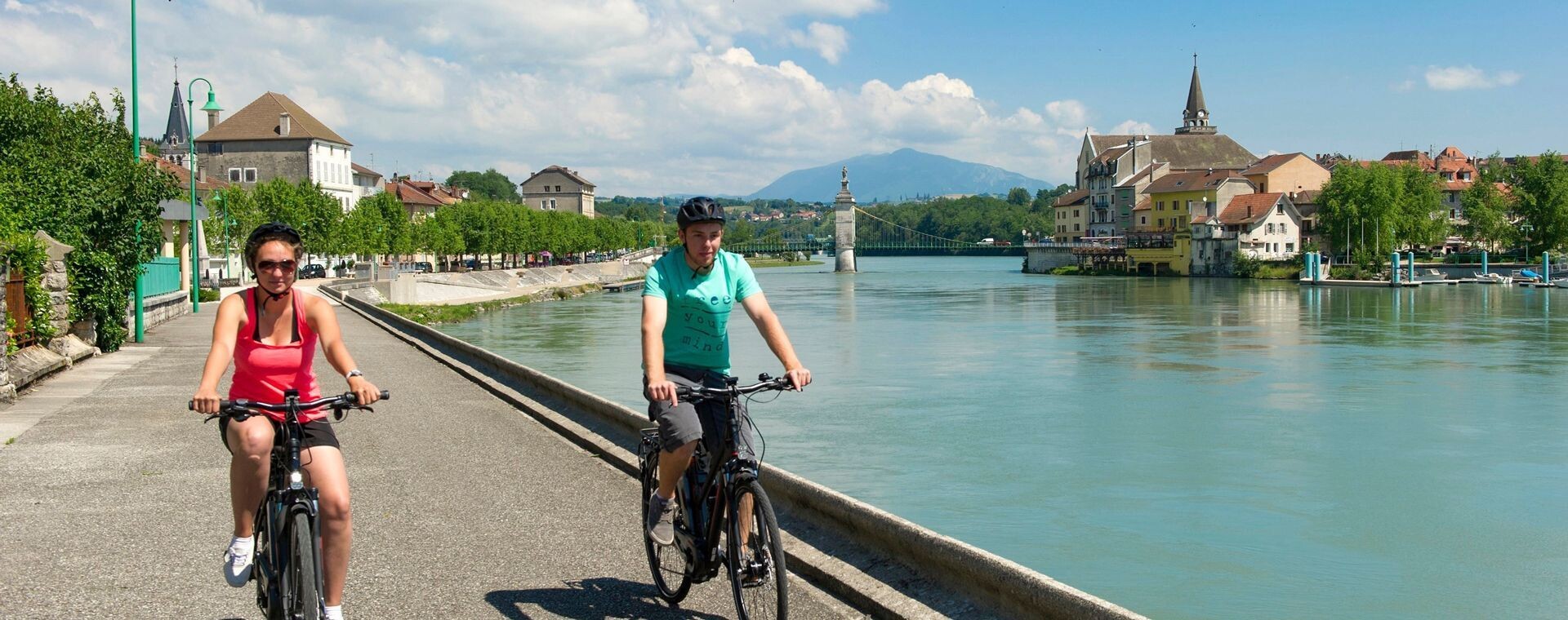 Cyclistes sur la ViaRhôna à Seyssel - Rhône - Ain - France