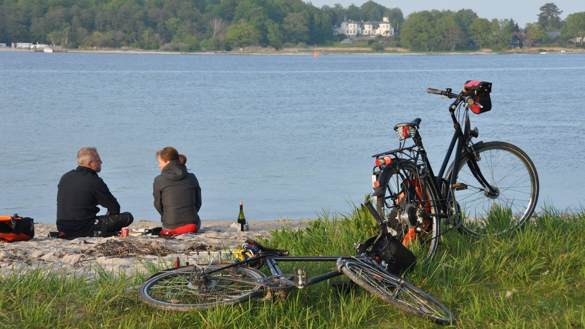 Cyclotouristes en pause pique-nique au bord de l'eau - Danemark