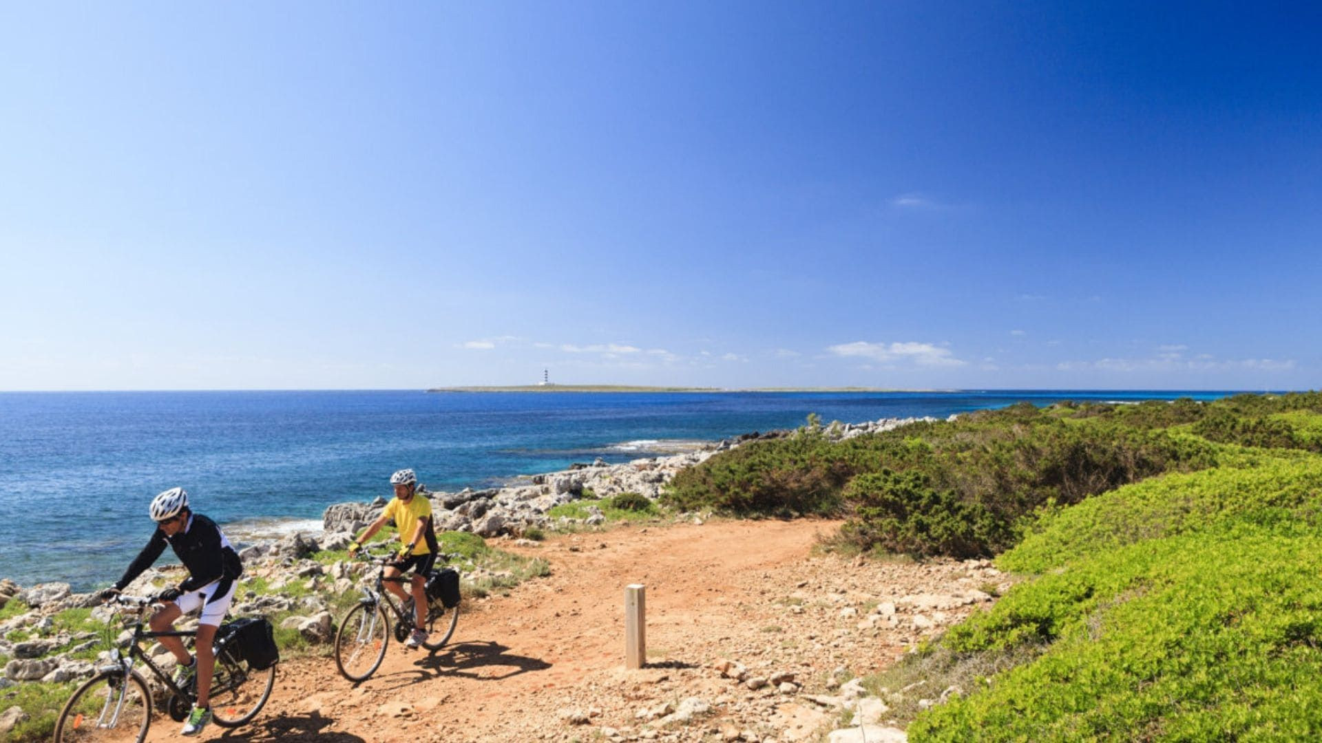 Cyclistes sur le Camí Real le long de la côte - Minorque - Espagne