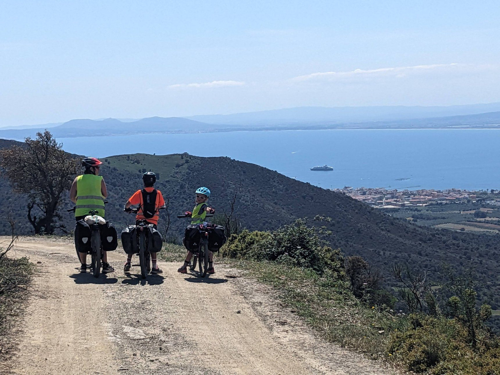Cyclistes en VTT au-dessus de la baie de Roses - Catalogne - Espagne