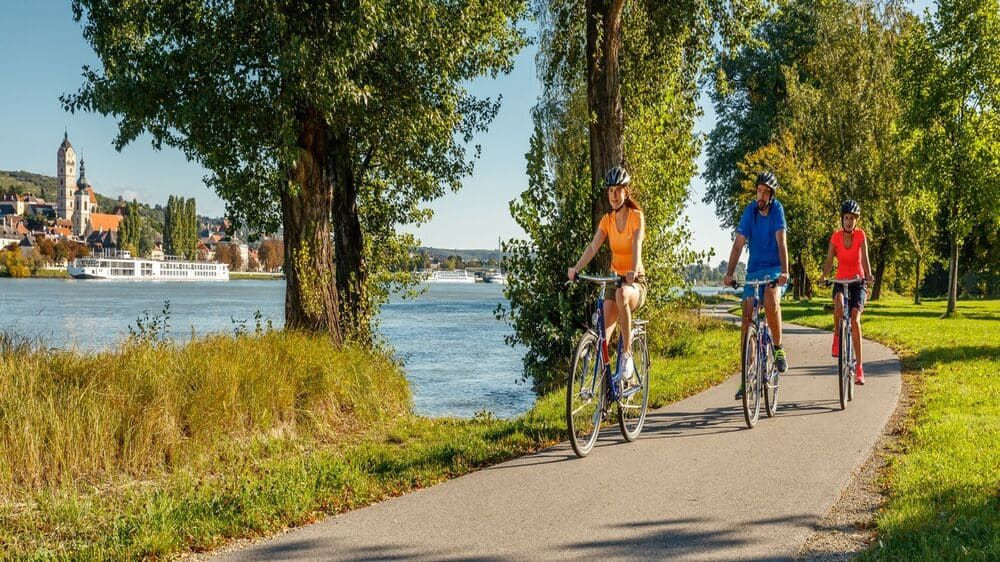 Cyclistes le long du Danube près de Krems - Wachau - Autriche