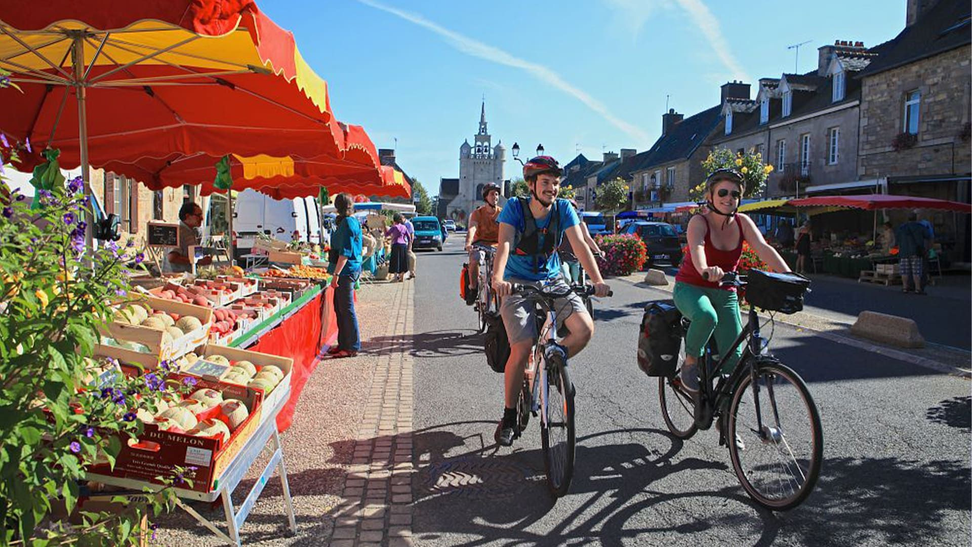 Cyclotourisme sur le marché d'un village - Côte de Granit Rose - Bretagne