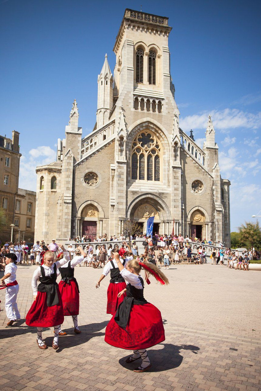 Danseuses basques devant l'église Sainte-Eugénie - Biarritz - Pays basque, France