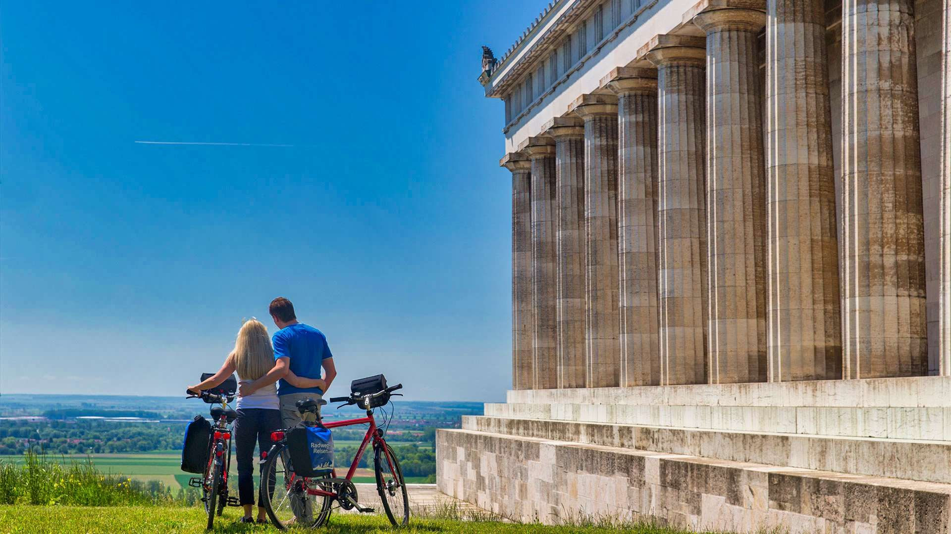 Cyclistes devant le temple du Walhalla - Danube - Allemagne