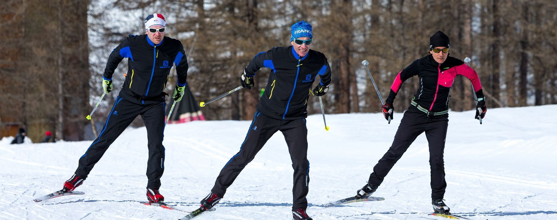 Skieurs de fond sur les pistes enneigées - Alpes - France