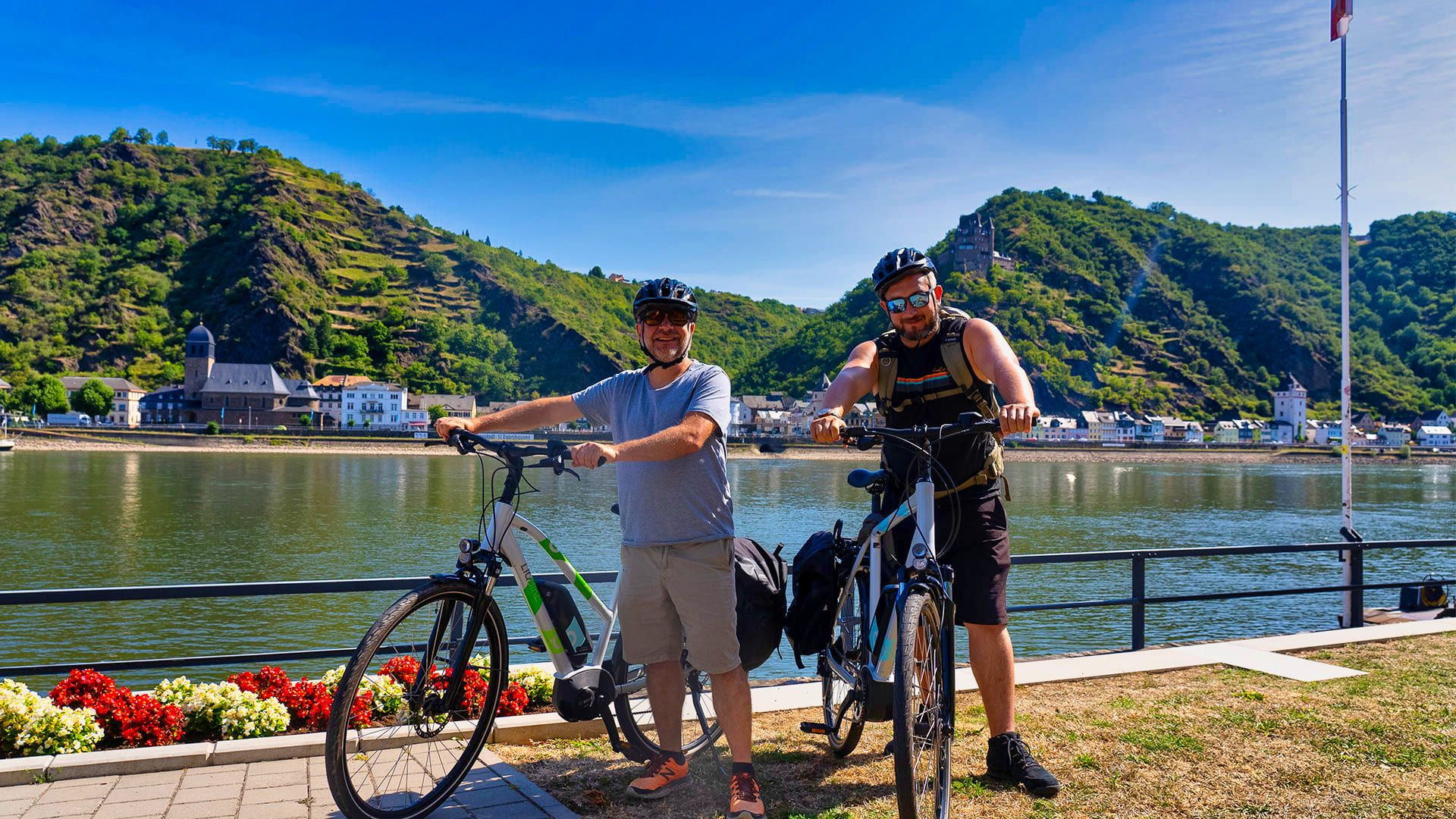 © Les Coflocs Cyclistes au bord du Rhin à Sankt Goarshausen - Allemagne
