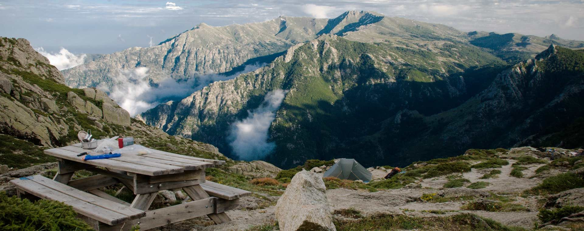 Bivouac et table devant les montagnes depuis le refuge d'Usciolu - Corse - France