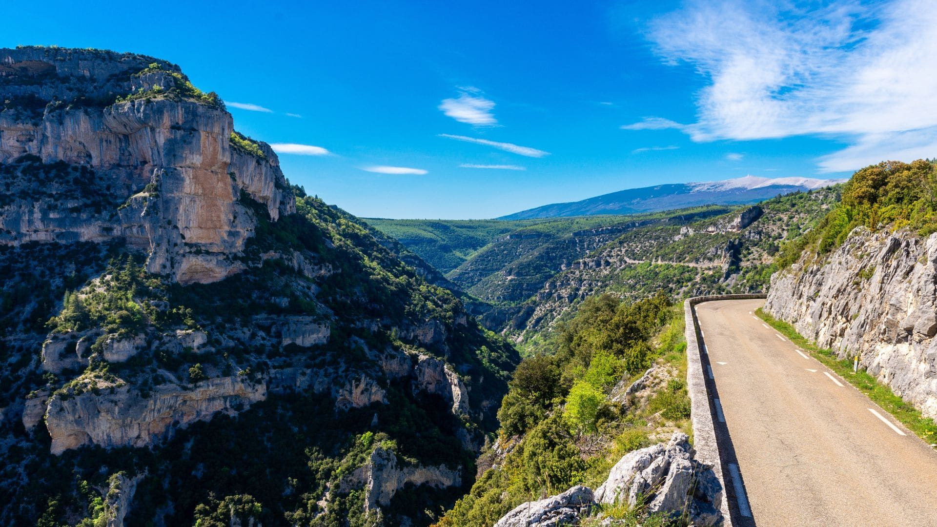 Route en corniche des gorges de la Nesque - Provence - France