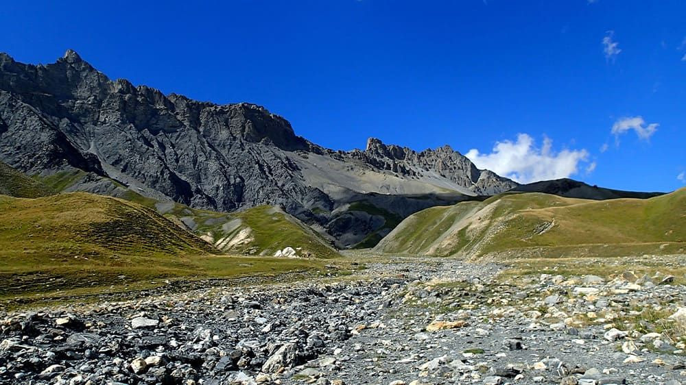 Vallon rocheux sous les crêtes - Pas de la Cavale - Alpes - France