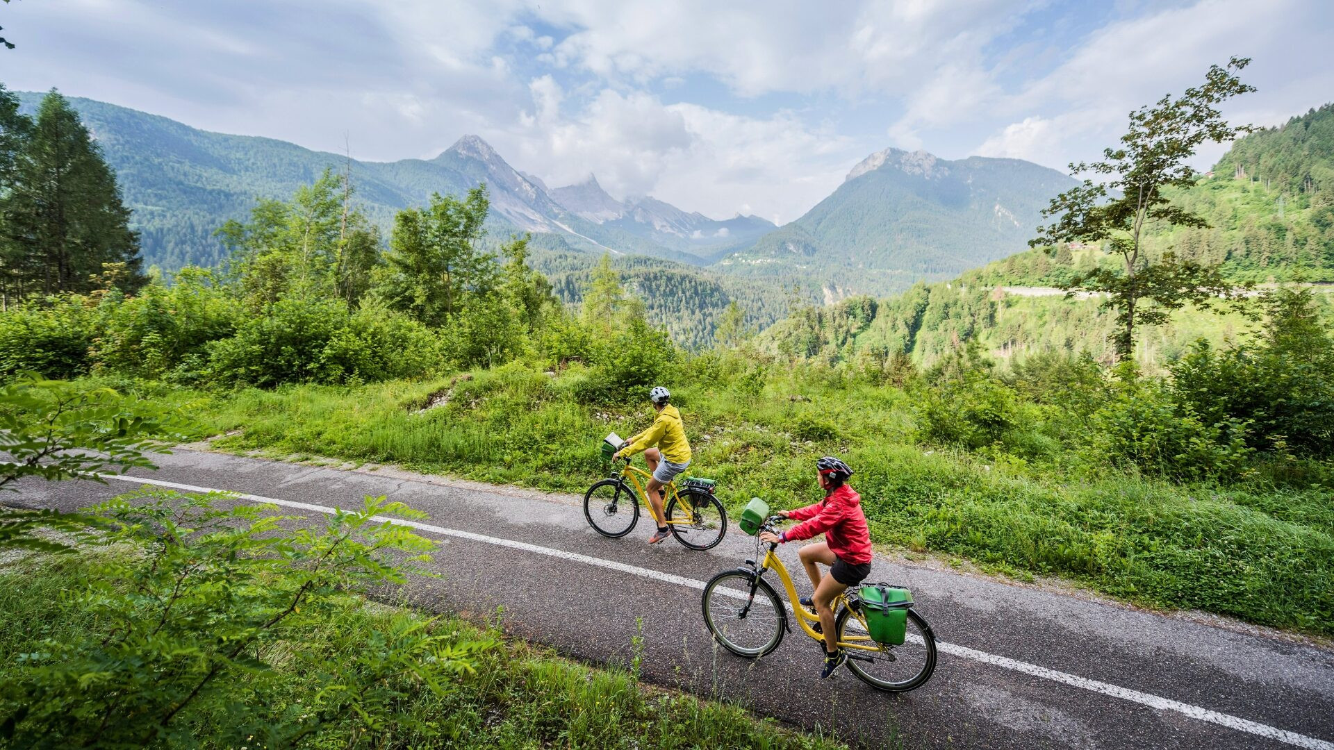 Cyclistes sur la piste cyclable - Traversée des Alpes - Munich-Venise à vélo