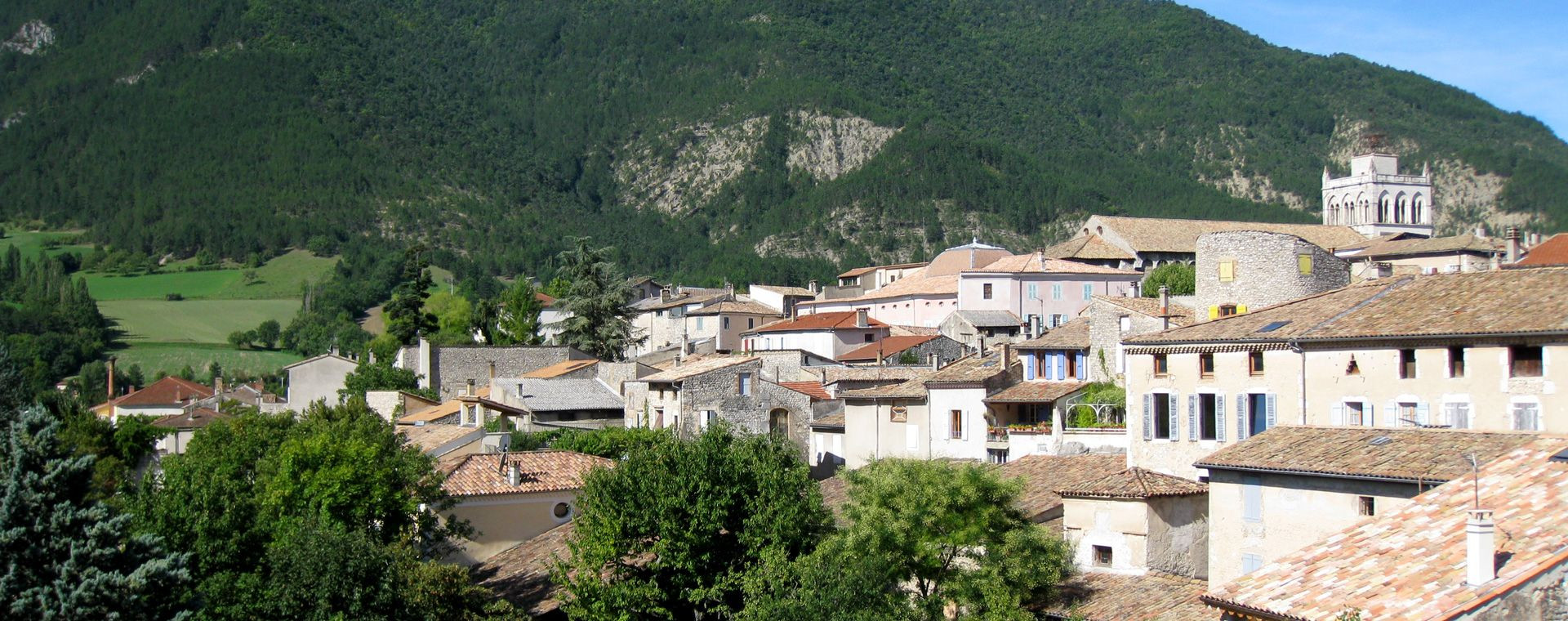 Village de Die au pied des montagnes - Vercors, France