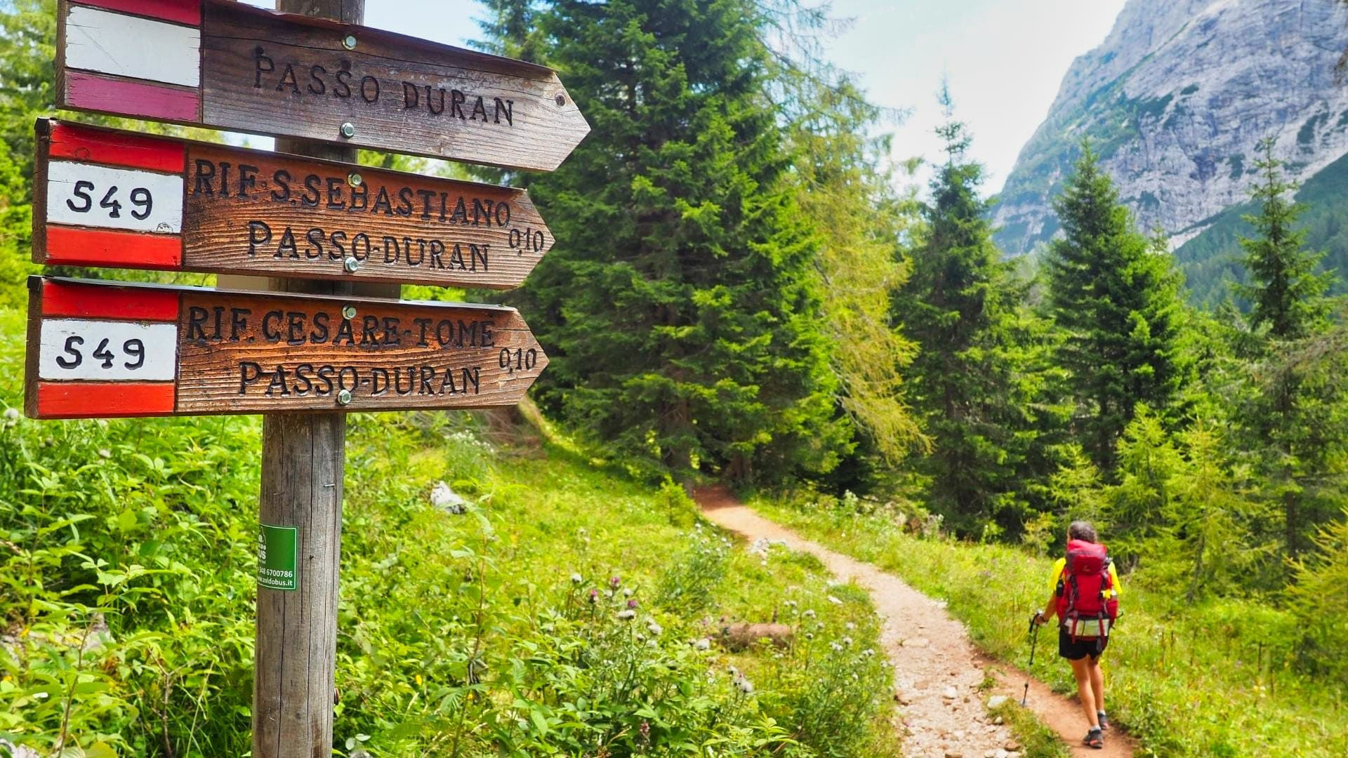 Panneaux de sentier vers le Passo Duran - Dolomites - Italie