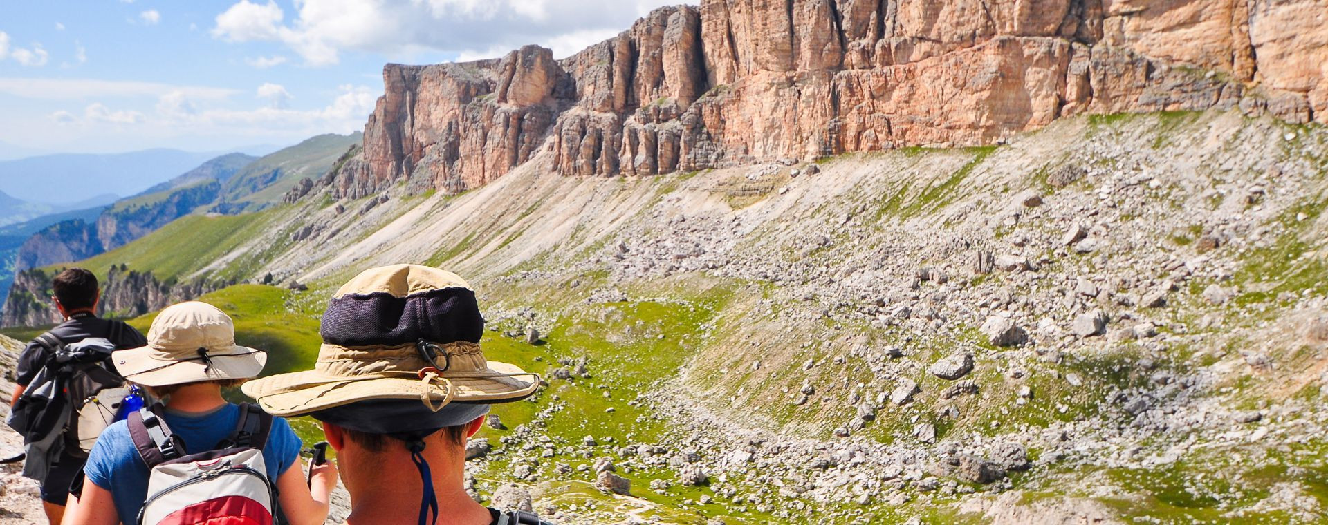 Randonneurs face aux falaises - Dolomites - Italie