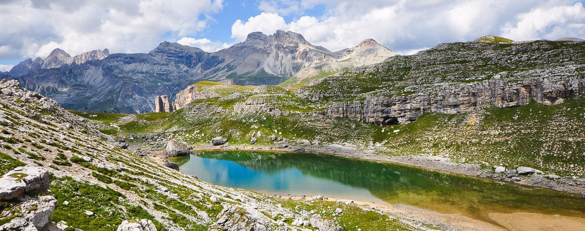 Petit lac turquoise au pied des sommets - Dolomites - Italie