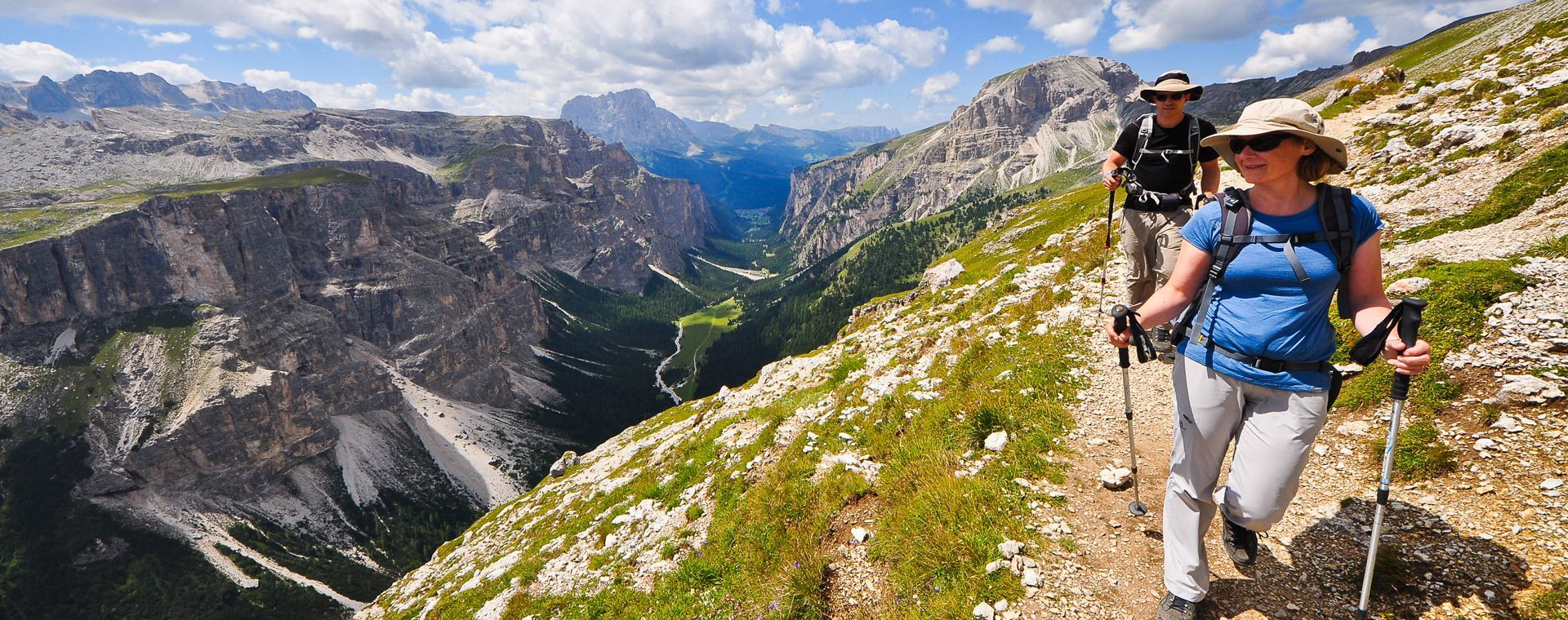 Randonneurs sur un sentier panoramique - Dolomites - Italie