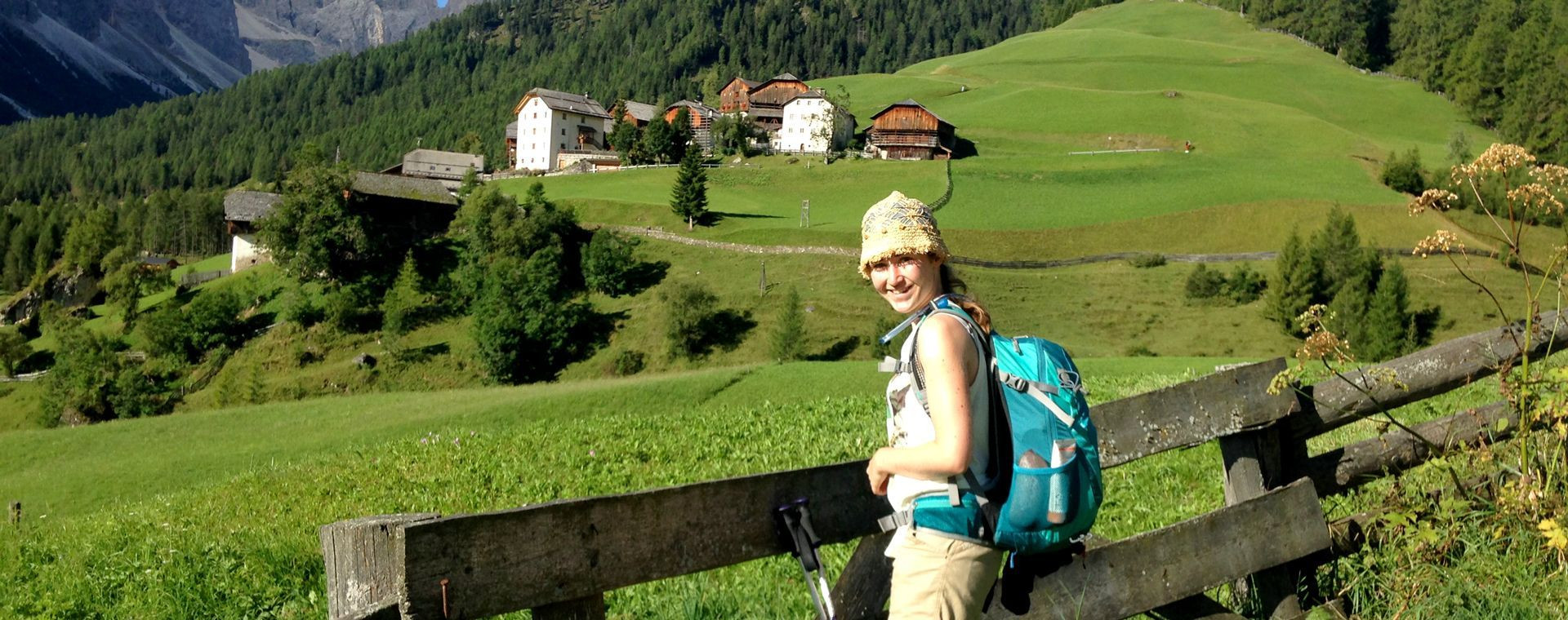 Randonneuse souriante devant un hameau alpin - Dolomites - Italie
