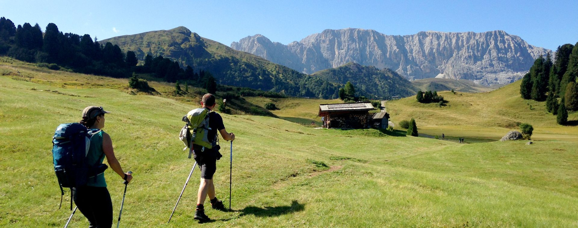 Randonneurs sur un alpage face aux parois - Dolomites - Italie