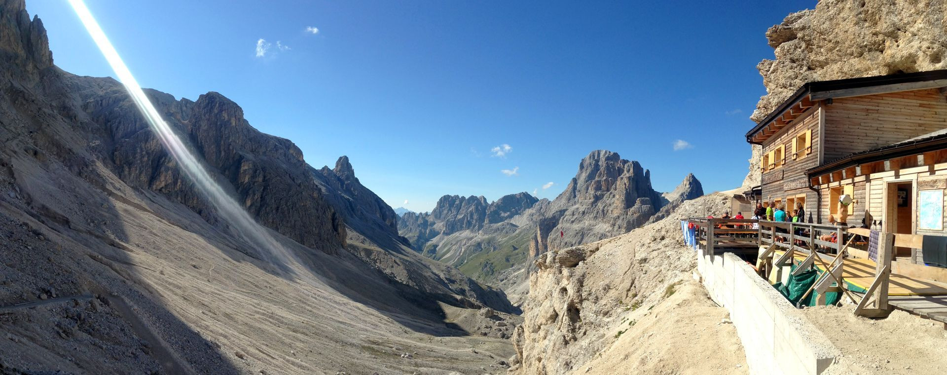 Refuge de montagne face aux sommets - Dolomites - Italie