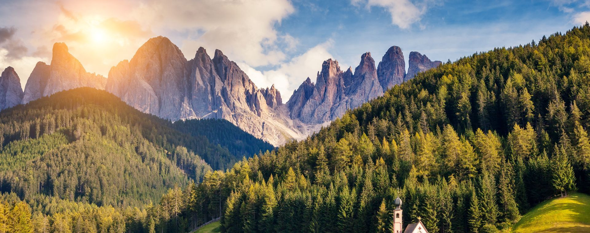 Pics et forêts au lever du soleil - Val di Funes - Dolomites - Italie