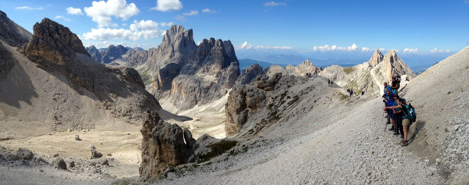 Randonneurs sur un col rocailleux face aux sommets - Dolomites - Italie