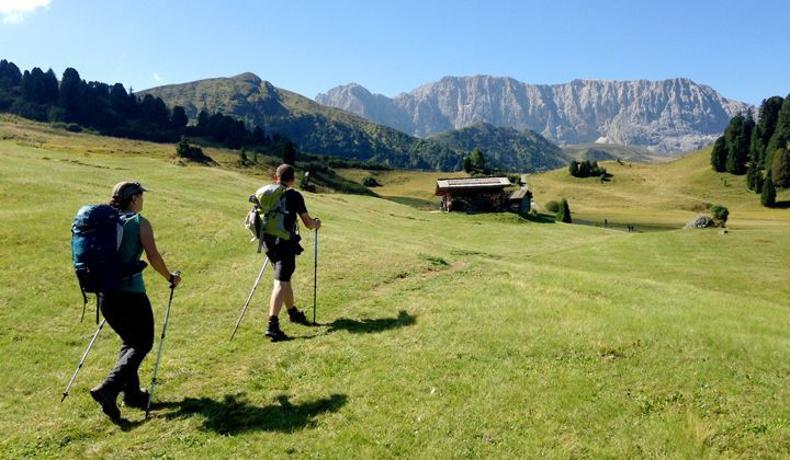 Randonneurs sur un alpage vers les parois - Dolomites - Italie