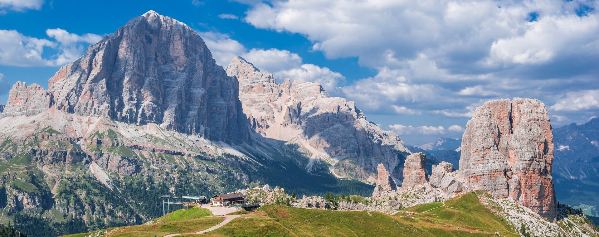 Tofane et Cinque Torri sous les nuages - Dolomites - Italie