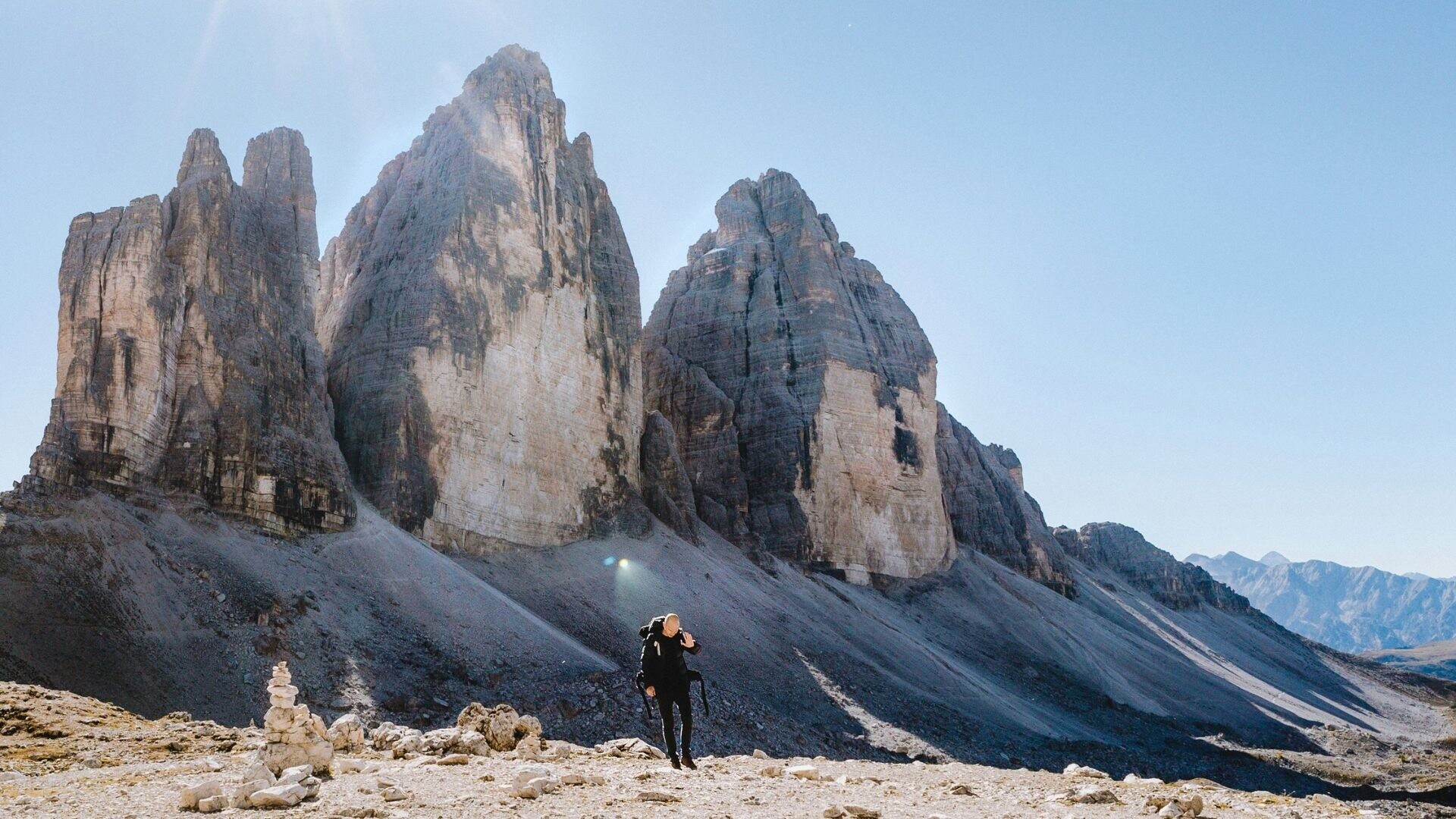 Randonneur face aux Tre Cime di Lavaredo - Dolomites, Italie