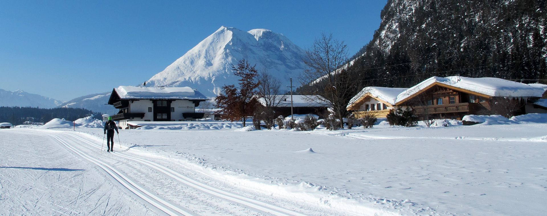 Skieur de fond devant la montagne enneigée - Leutasch - Tyrol - Autriche