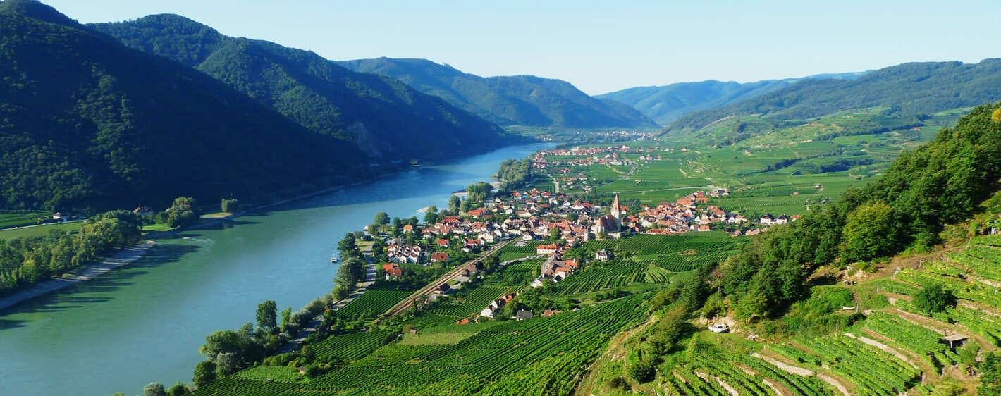 Vue sur le village de Weissenkirchen et le Danube - Wachau - Autriche